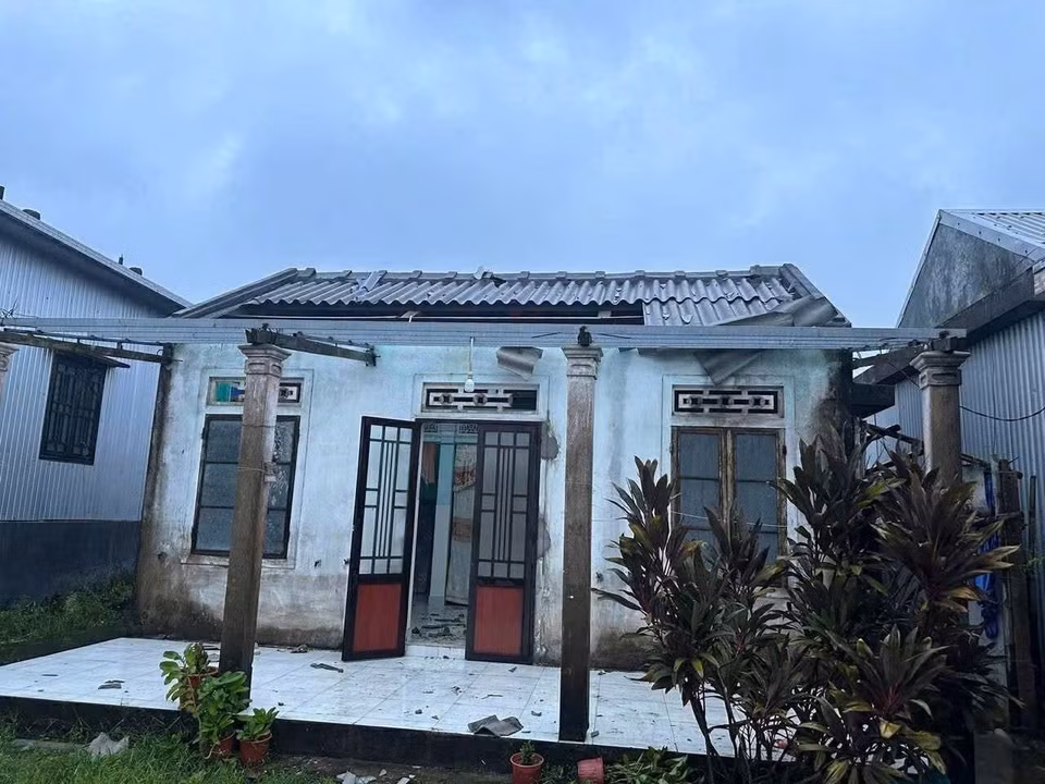 铁皮框架及屋顶被10号台风刮飞。图自越通社