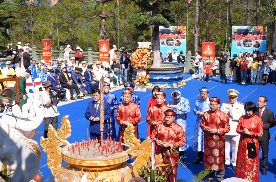 各位元老在普伦瀑布旅游区雄王庙举行传统祭祀仪式。图自越通社
