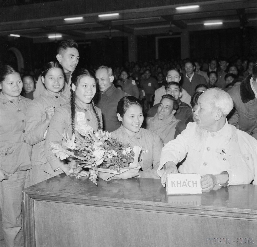 胡志明主席与出席越南北方抗美救国青年冲锋队竞赛大会的代表亲切交谈（1967年1月）。图自越通社