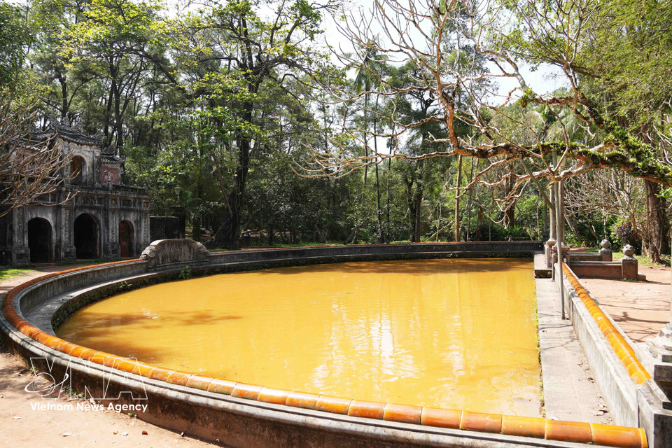 慈孝寺正门后的半月池。图自越通社