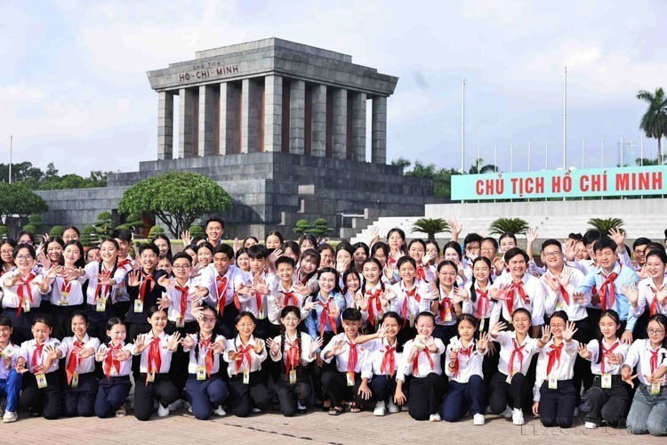 2024年"儿童国会"模拟会议框架内，儿童代表团前往胡志明主席陵敬献花圈并瞻仰胡主席遗容（2024年9月28日）。图自越通社