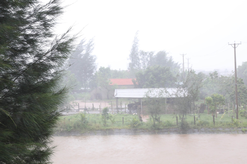 宁平省金东乡沿海地区遭遇强风暴雨。图自越通社