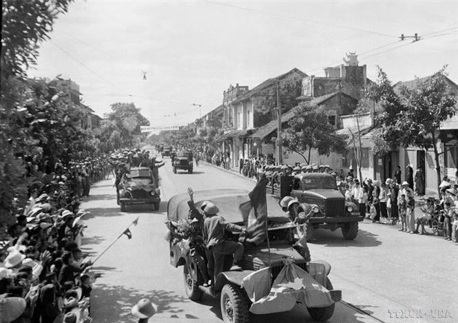 清晨6点，首都团从纸桥门（Ô Cầu Giấy）进军南门。图自越通社