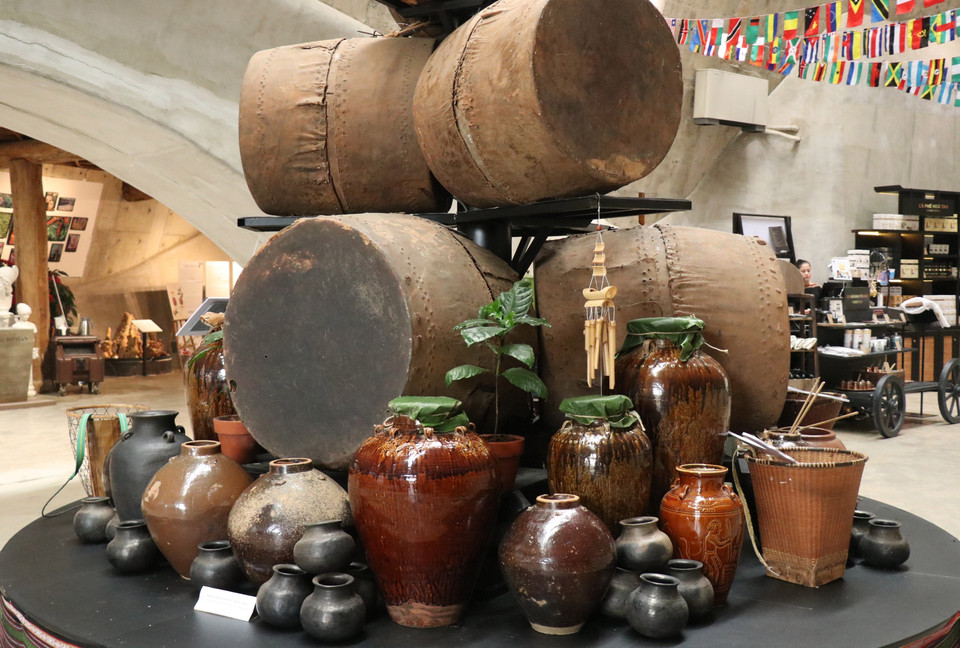 在得乐省咖啡世界博物馆展出的一套酒坛收藏，服务于游客参观和了解的需求。图自越通社