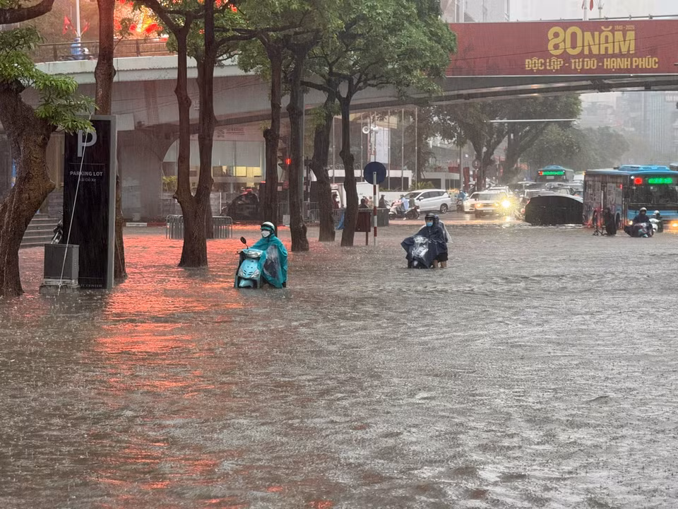 多条街道积水严重，妨碍市民通行。图自越通社