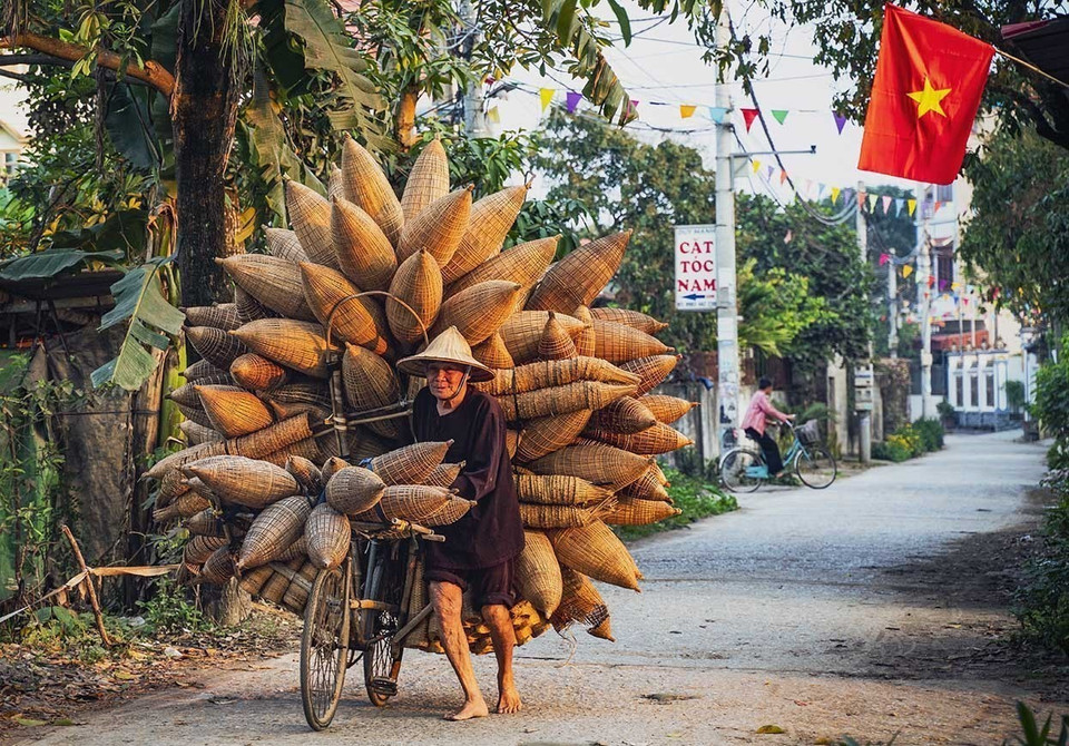 载满鱼笱的自行车穿梭在乡间,是人们提起守士编笱村时最深刻的记忆画面。图自越通社