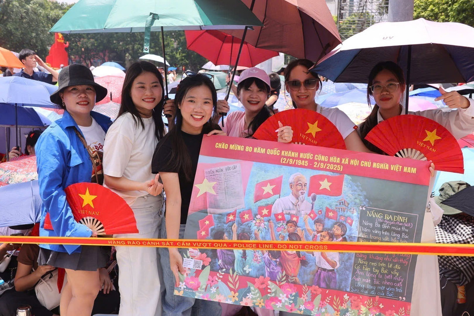 首都市民早早聚集，等待观赏为A80大典准备的第二次联合阅兵、游行彩排。图自越通社