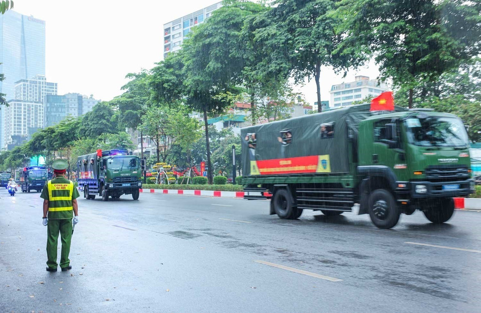 参加联合阅兵、游行彩排的公安部队在途经文高街前往集结地点时，挥手向市民致意（拍摄时间为14时）。图自越通社