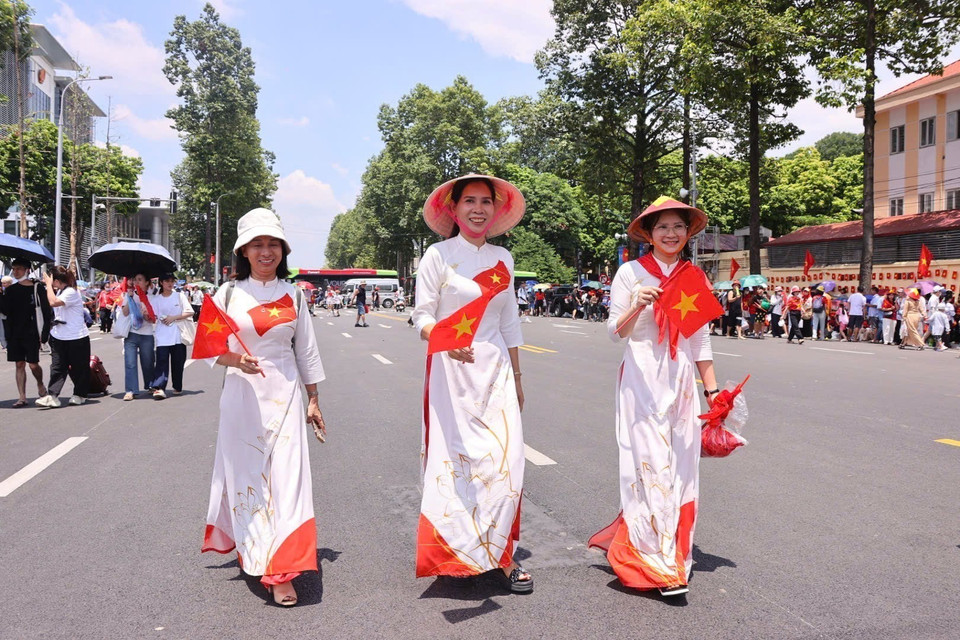 首都市民早早聚集，等待观赏为A80大典准备的第二次联合阅兵、游行彩排。图自越通社