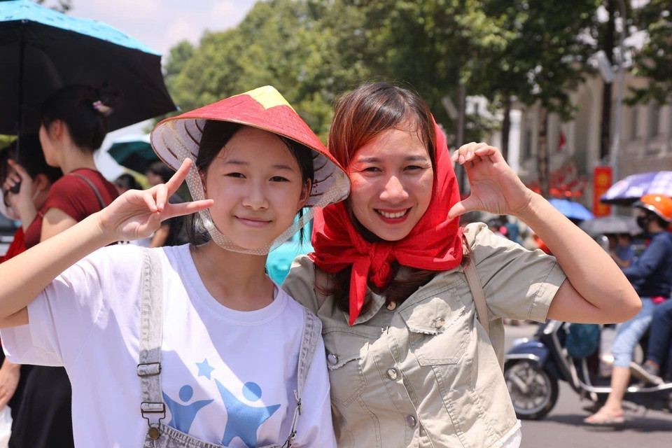 首都市民早早聚集，等待观赏第二次联合阅兵、游行彩排。图自越通社