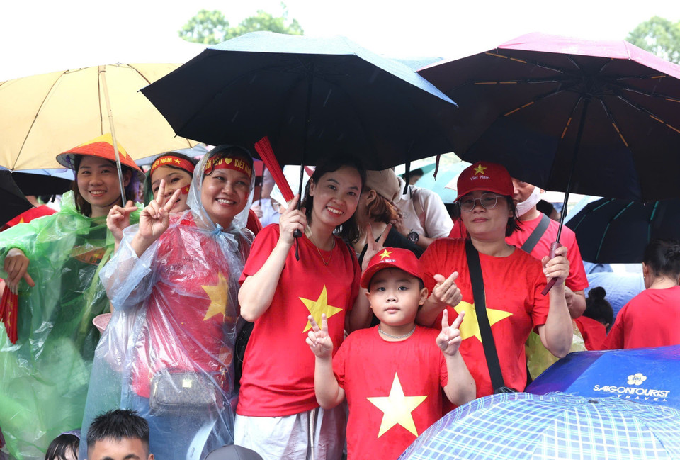 尽管天气阴晴不定，首都民众仍然早早聚集在一起，观看阅兵式和游行队伍的第二次彩排。图自越通社