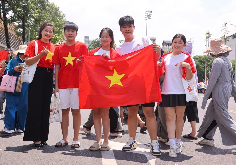 首都市民早早聚集，等待观赏为A80大典准备的第二次联合阅兵、游行彩排。图自越通社