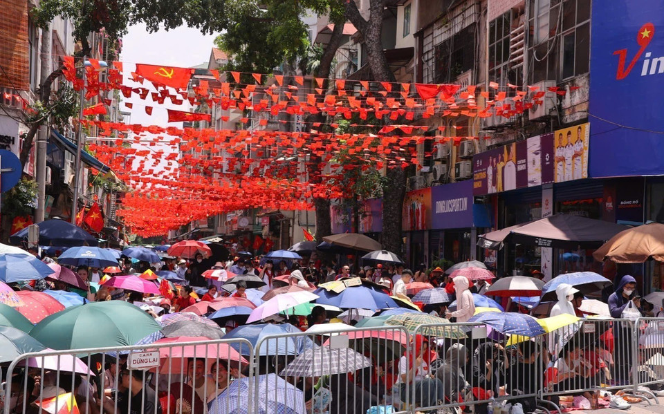 首都市民早早聚集，等待观赏为A80大典准备的第二次联合阅兵、游行彩排。图自越通社