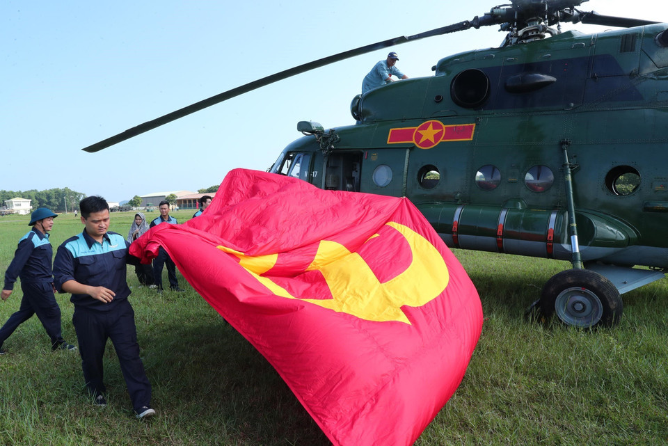 防空空军直升机编队执行悬挂党旗、国旗的任务，然后飞入首都河内中心。