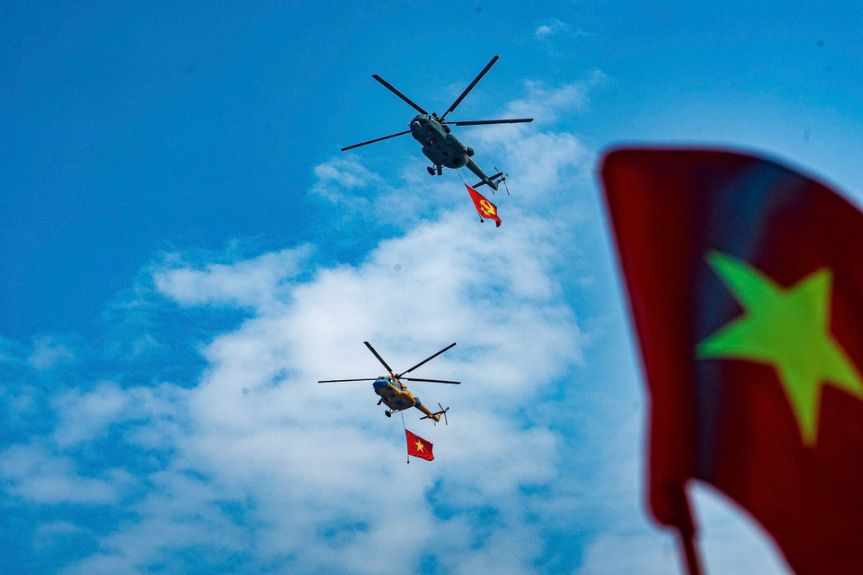 挂载党旗、国旗的直升机编队在河内天空进行演练，为A80盛典做准备。图自越通社