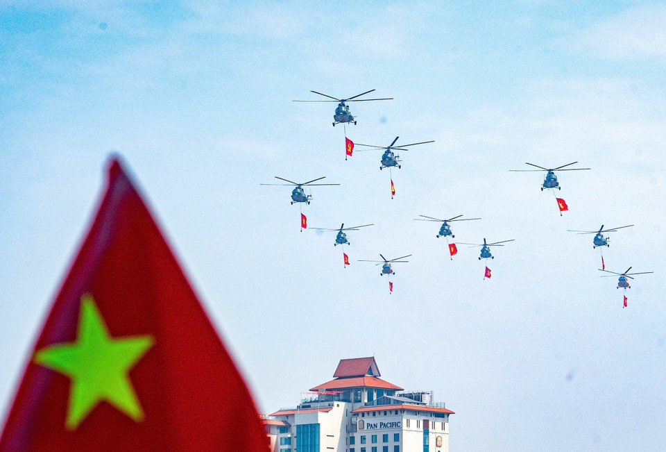 十架直升机悬挂党旗与国旗，在河内上空进行飞行演练，为A80活动做准备。图自越通社