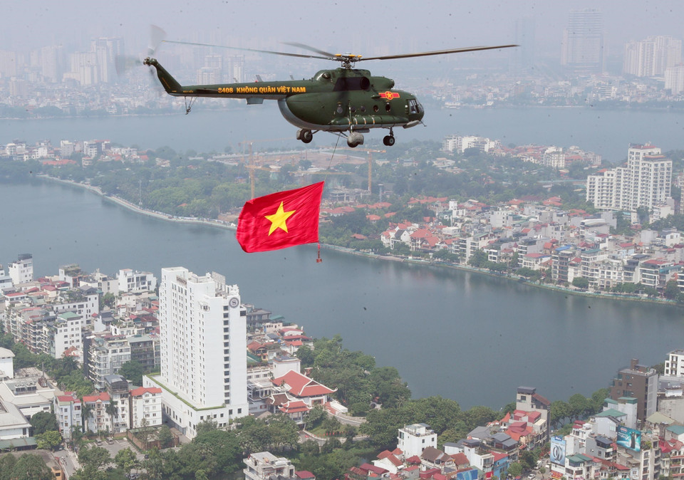 挂载党旗、国旗的直升机编队在河内天空进行演练，为A80盛典做准备。图自越通社