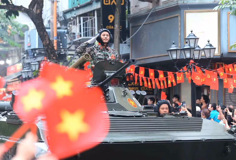 装甲坦克车方阵前往集结地点。图自越通社
