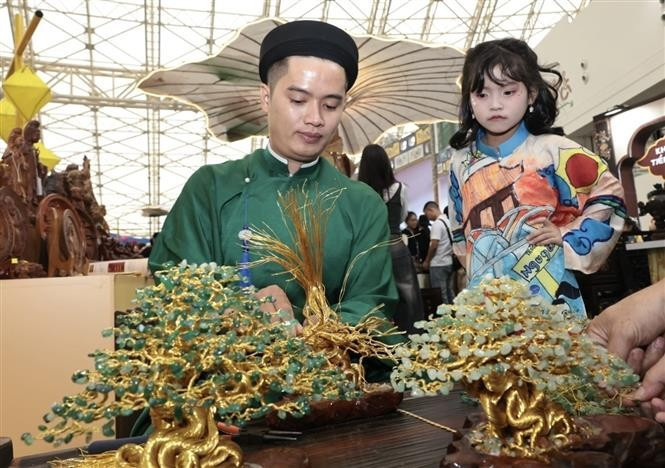 来自顺化的工艺师陈田田展示精美的手工艺品。图自越通社