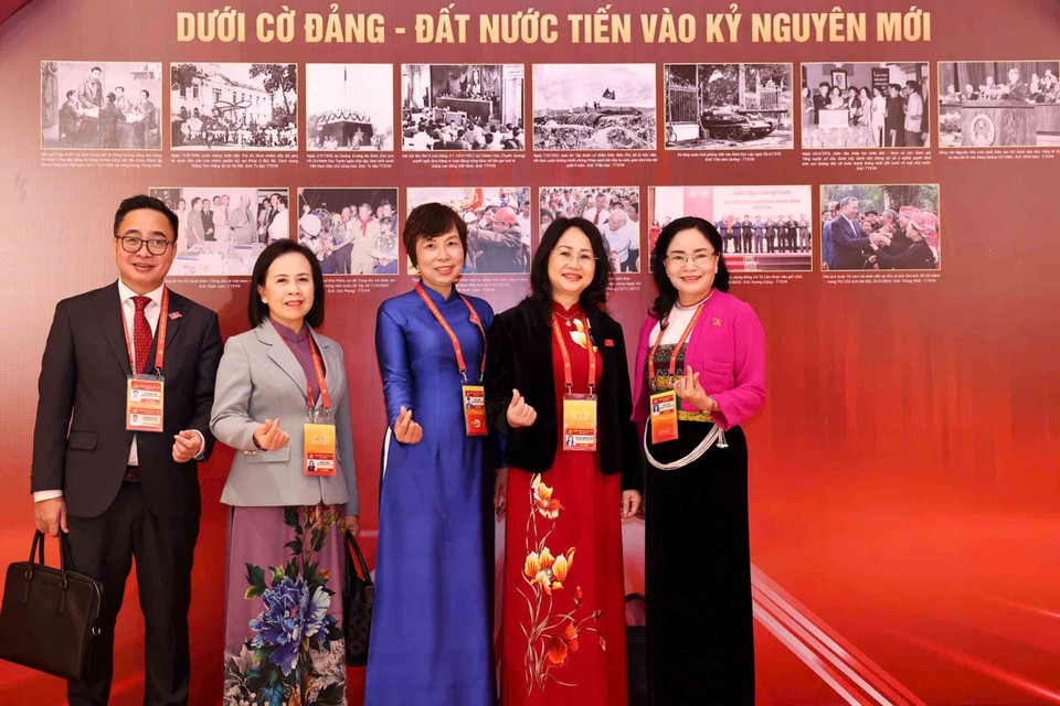 各位代表参观越南通讯社的图片展。图自越通社