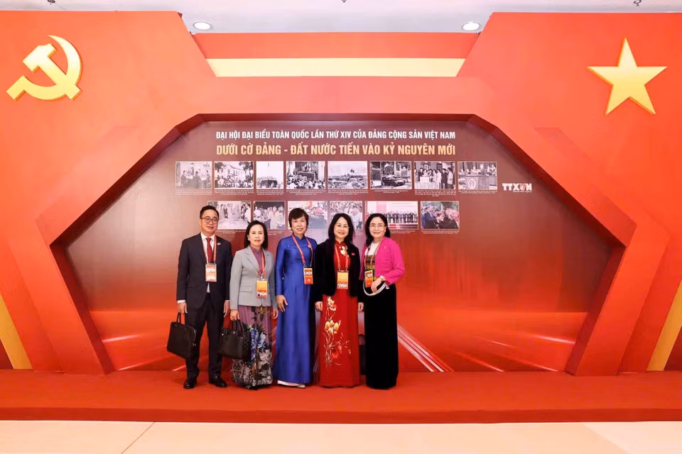 各位代表参观越南通讯社的图片展。图自越通社