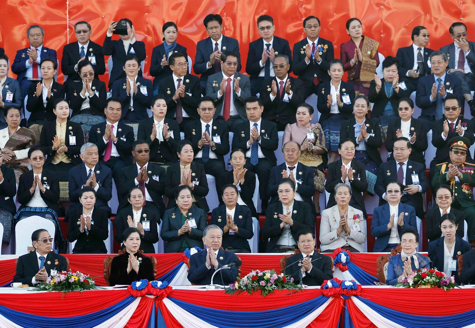 越共中央总书记苏林与夫人出席老挝国庆50周年及凯山·丰威汉主席诞辰105周年纪念仪式。图自越通社