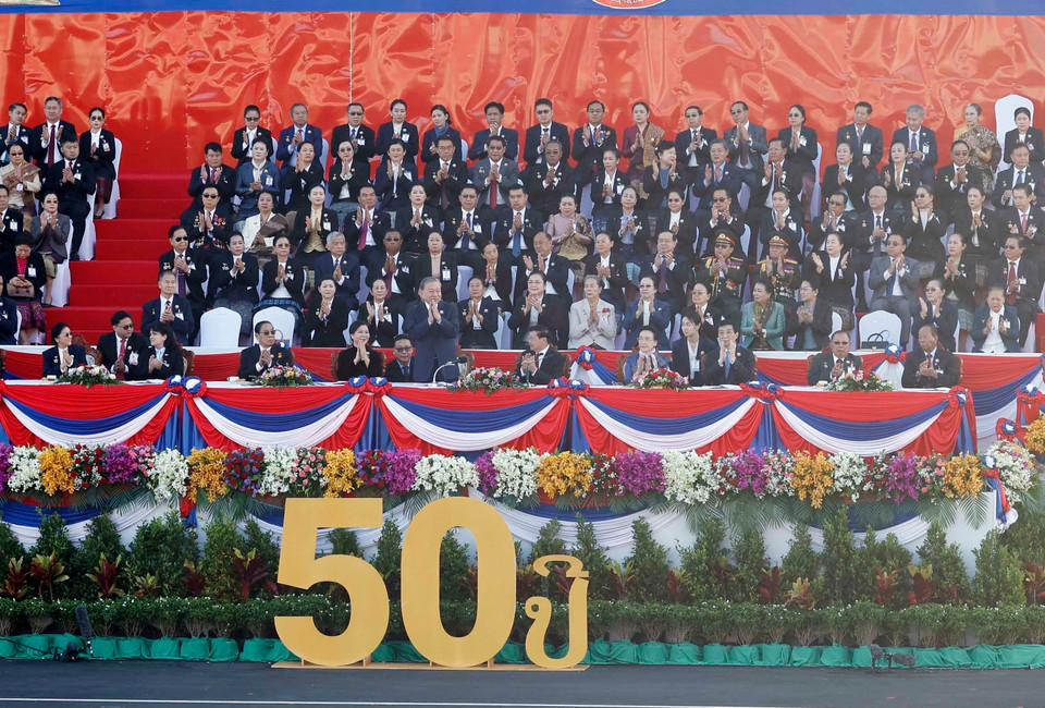 越共中央总书记苏林与夫人同各界代表出席老挝国庆50周年及凯山·丰威汉主席诞辰105周年纪念仪式。图自越通社