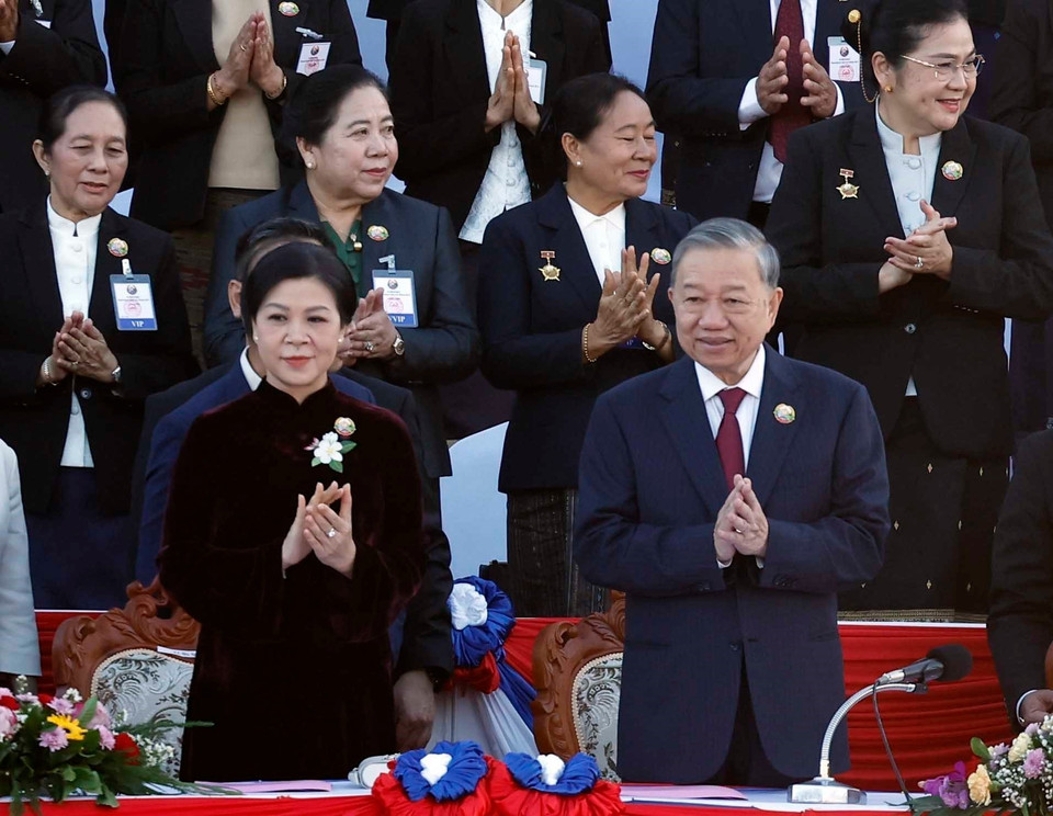 越共中央总书记苏林与夫人出席老挝国庆50周年及凯山·丰威汉主席诞辰105周年纪念仪式。图自越通社