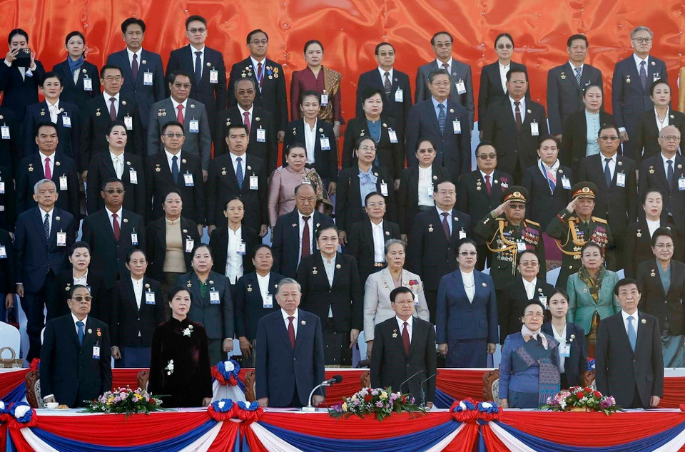 越共中央总书记苏林与夫人同各界代表出席老挝国庆50周年及凯山·丰威汉主席诞辰105周年纪念仪式。图自越通社
