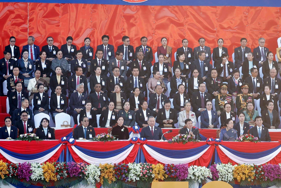 越共中央总书记苏林与夫人同各界代表出席老挝国庆50周年及凯山·丰威汉主席诞辰105周年纪念仪式。图自越通社