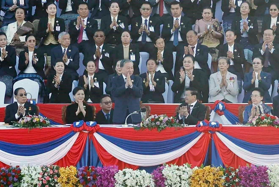 越共中央总书记苏林与夫人同各界代表出席老挝国庆50周年及凯山·丰威汉主席诞辰105周年纪念仪式。图自越通社