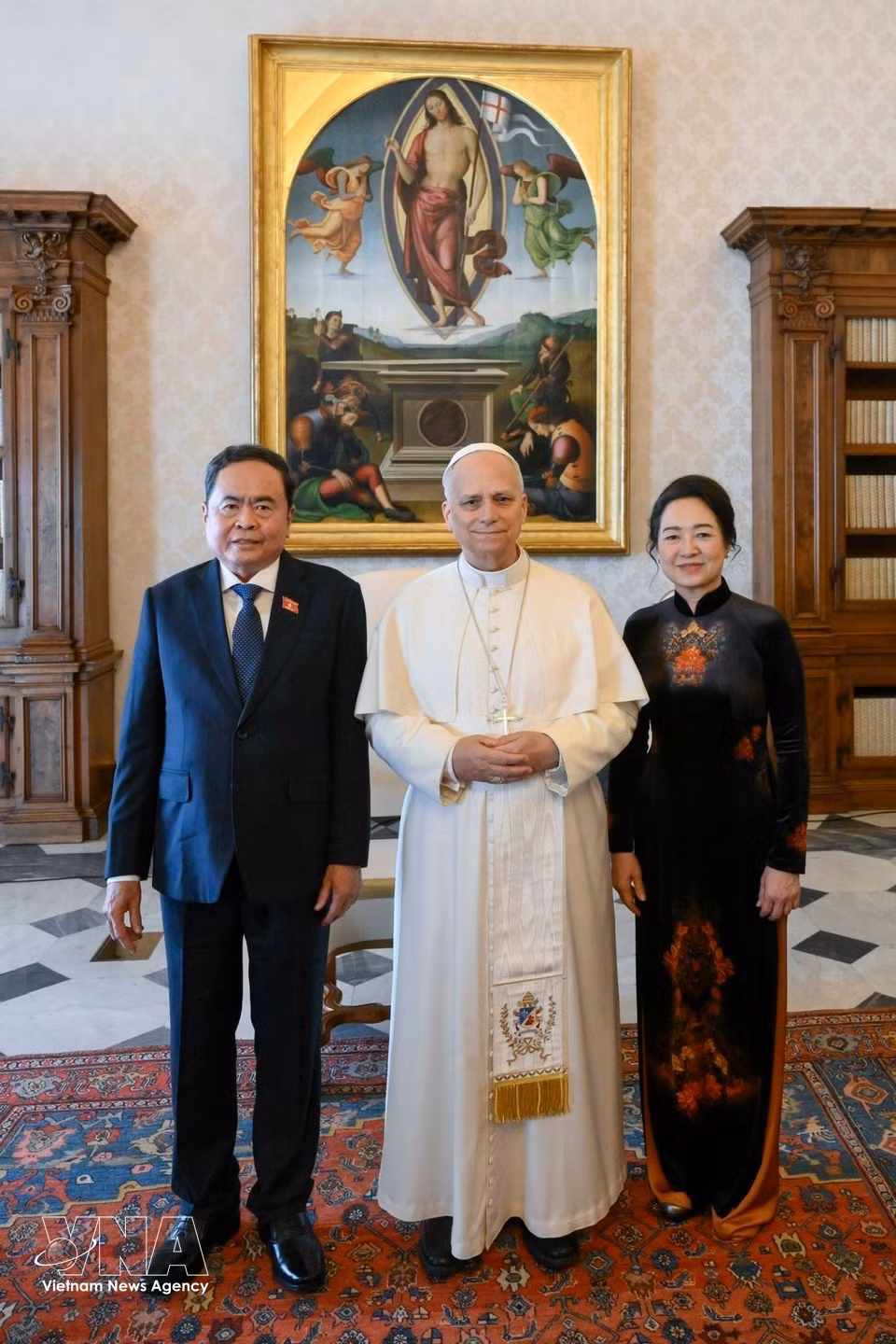 国会主席陈青敏与夫人和教皇利奥十四世合影。图自越通社