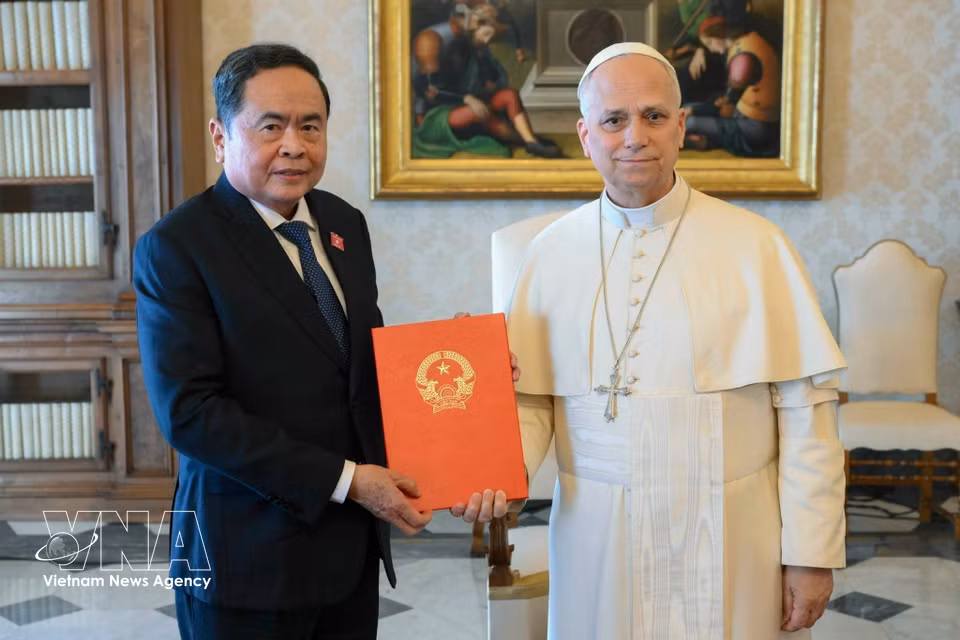 国会主席陈青敏向教皇利奥十四世转交越共中央总书记、国家主席苏林的信函。图自越通社