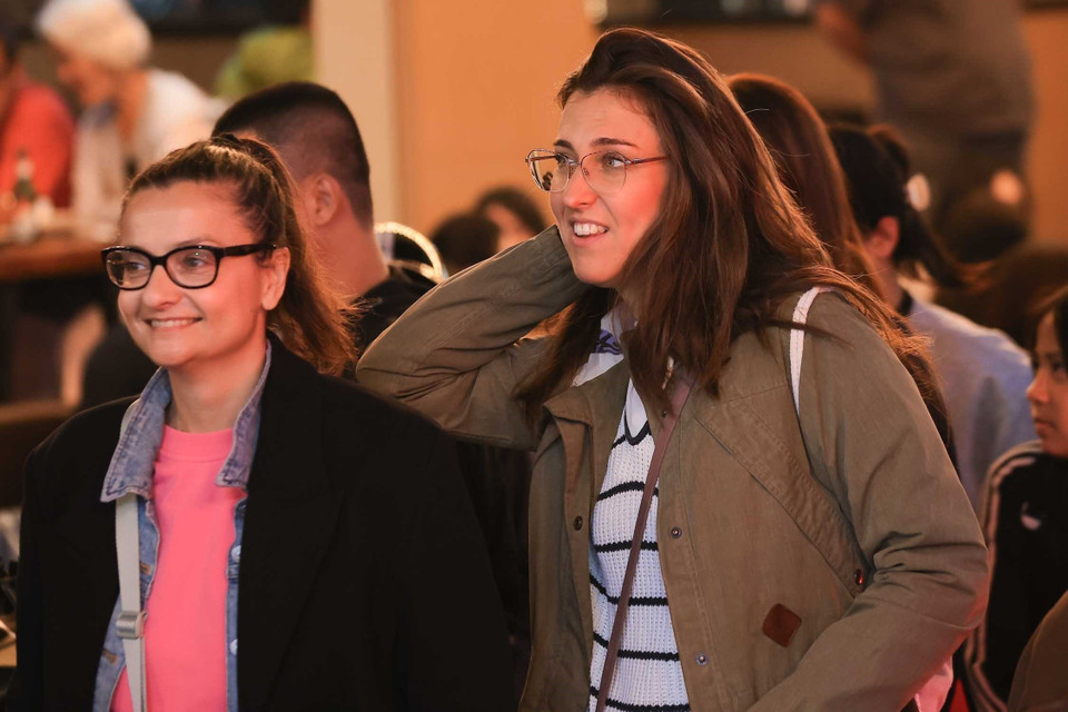 河内古街区迎来众多国际游客游玩，共同期待2026新年。图自越通社