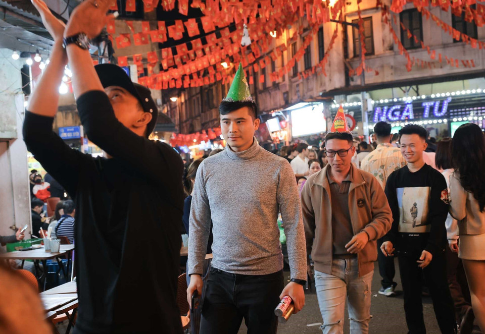 还剑湖周边如梁玉眷、谢现等街道区域，迎来许多外国游客游玩、品尝美食，等待迎接2026新年。图自越通社