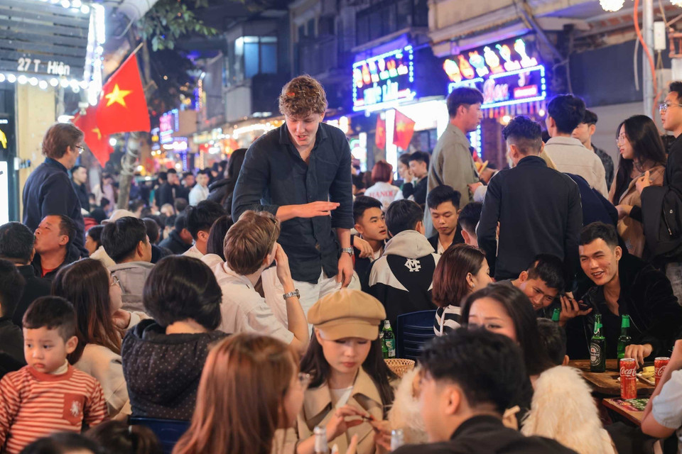 外国游客欣喜地融入河内古街区的新年交替时刻。图自越通社