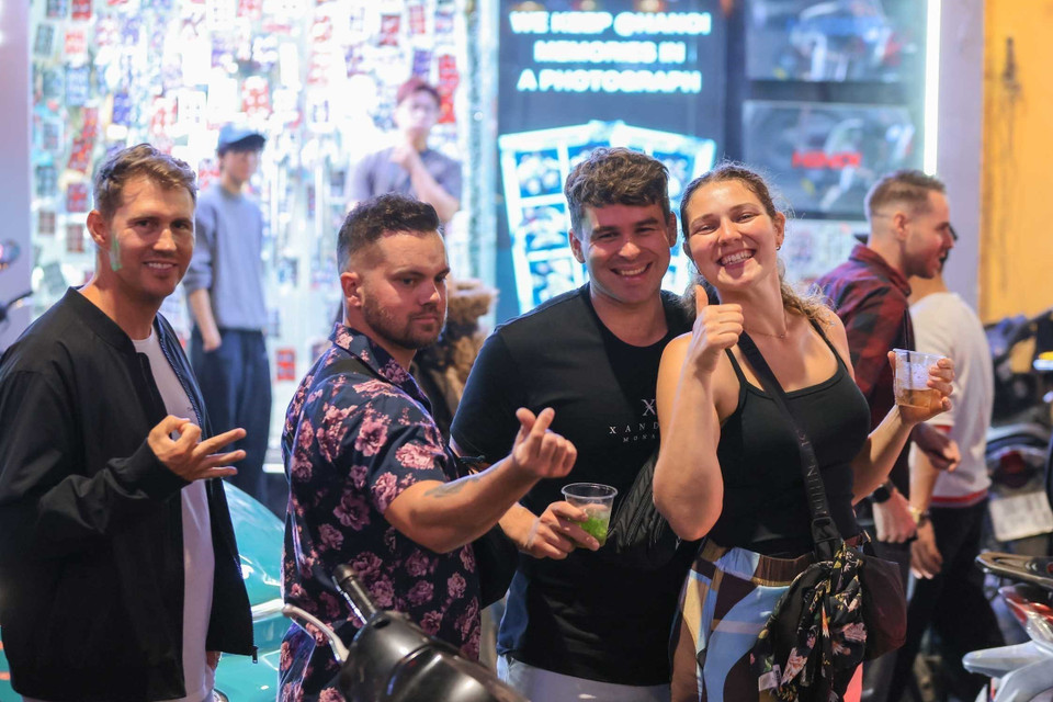 游客们融入还剑湖周边古街区迎接2026新年的欢乐气氛中。图自越通社