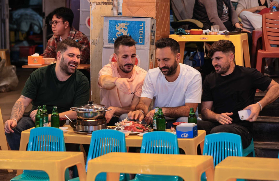 还剑湖周边如梁玉眷、谢现等街道区域，迎来许多外国游客游玩、品尝美食，等待迎接2026新年。图自越通社