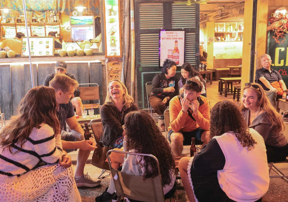 众多外国游客选择河内作为迎接2026年倒计时的目的地。图自越通社