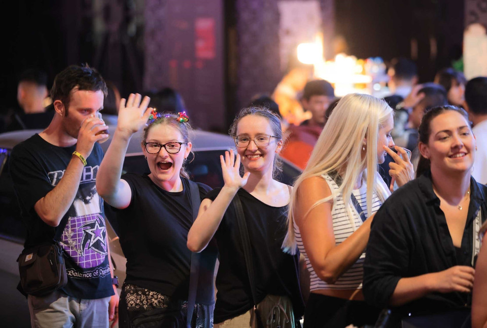 游客们融入还剑湖周边古街区迎接2026新年的欢乐气氛中。图自越通社