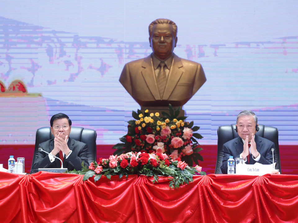 越共中央总书记苏林与老挝人民革命党中央总书记、国家主席通伦·西苏里共同主持召开越南共产党第十四次全国代表大会成果通报会。图自越通社