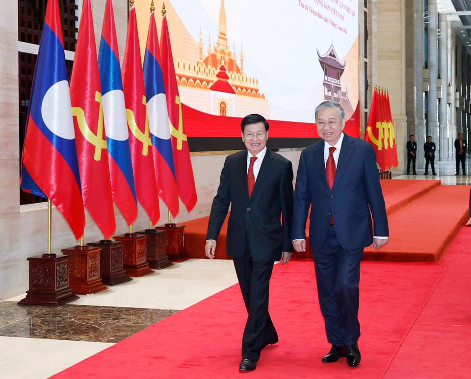 越共中央总书记苏林与老挝人民革命党中央总书记、国家主席通伦·西苏里出席越南共产党第十四次全国代表大会成果通报会。图自越通社