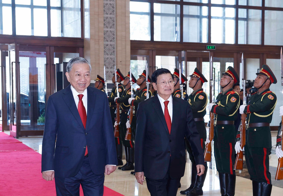 越共中央总书记苏林与老挝人民革命党中央总书记、国家主席通伦·西苏里出席越南共产党第十四次全国代表大会成果通报会。图自越通社