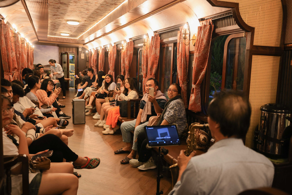 在“夜醉大叻”列车上欣赏现场音乐,成为游客喜爱的体验。图自越通社