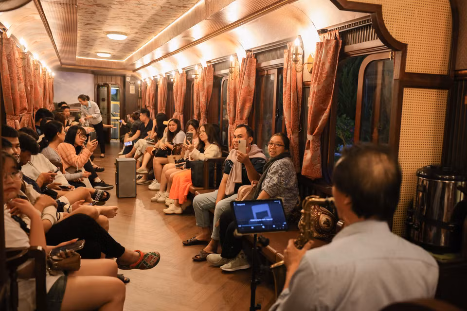 在“夜醉大叻”列车上欣赏现场音乐，成为游客喜爱的体验。图自越通社