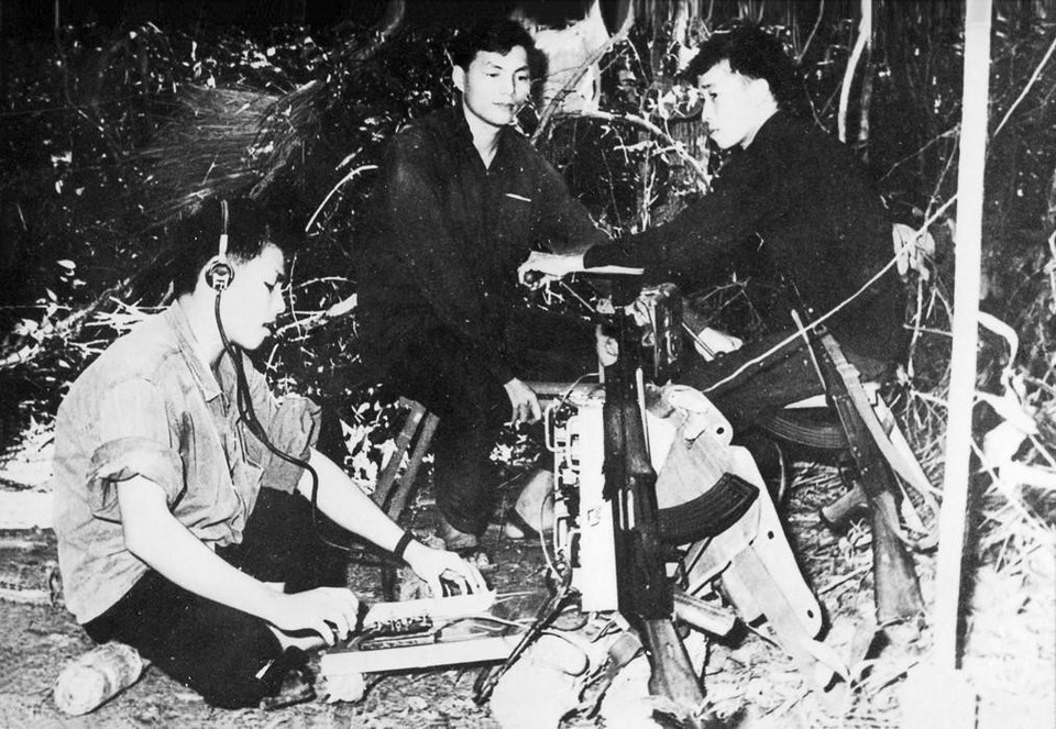 解放通讯社电报组从前线向根据地发送电报。图自越通社