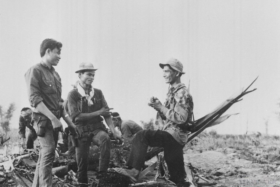 解放通讯社摄影记者风云收集有关安富乡游击队的资料。图自越通社