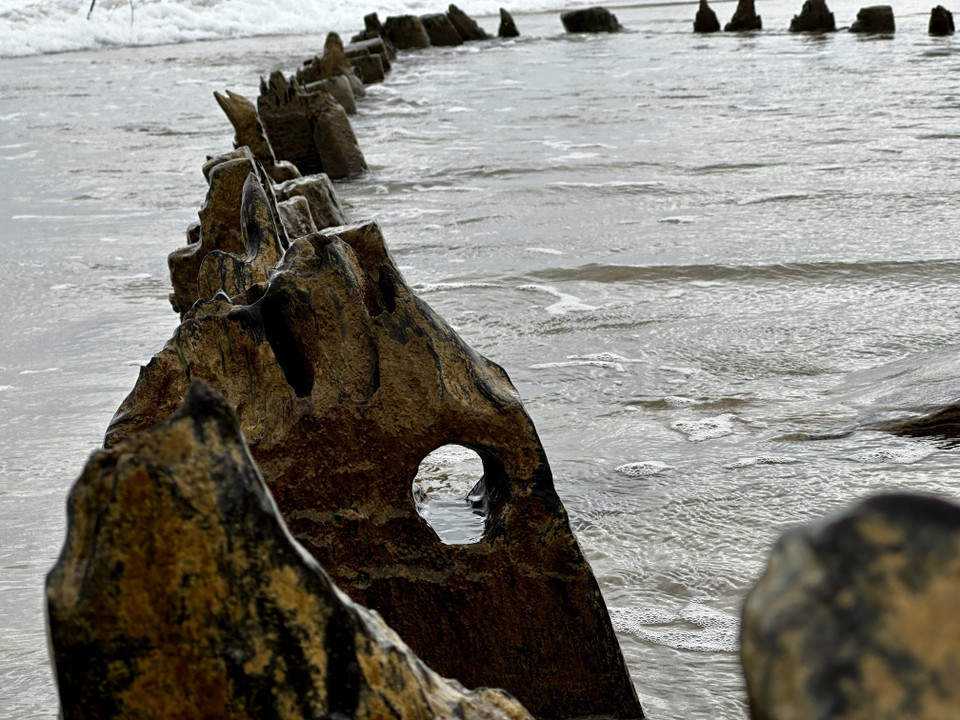 海浪与风蚀导致木船船体部分受损。图自越通社