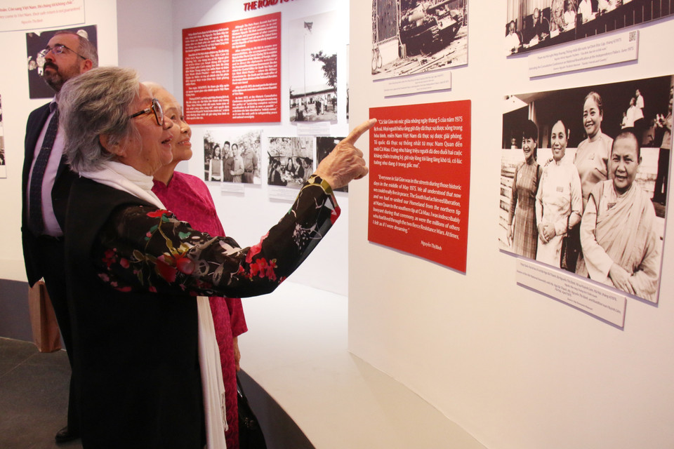 各位代表参观专题展。图自越通社