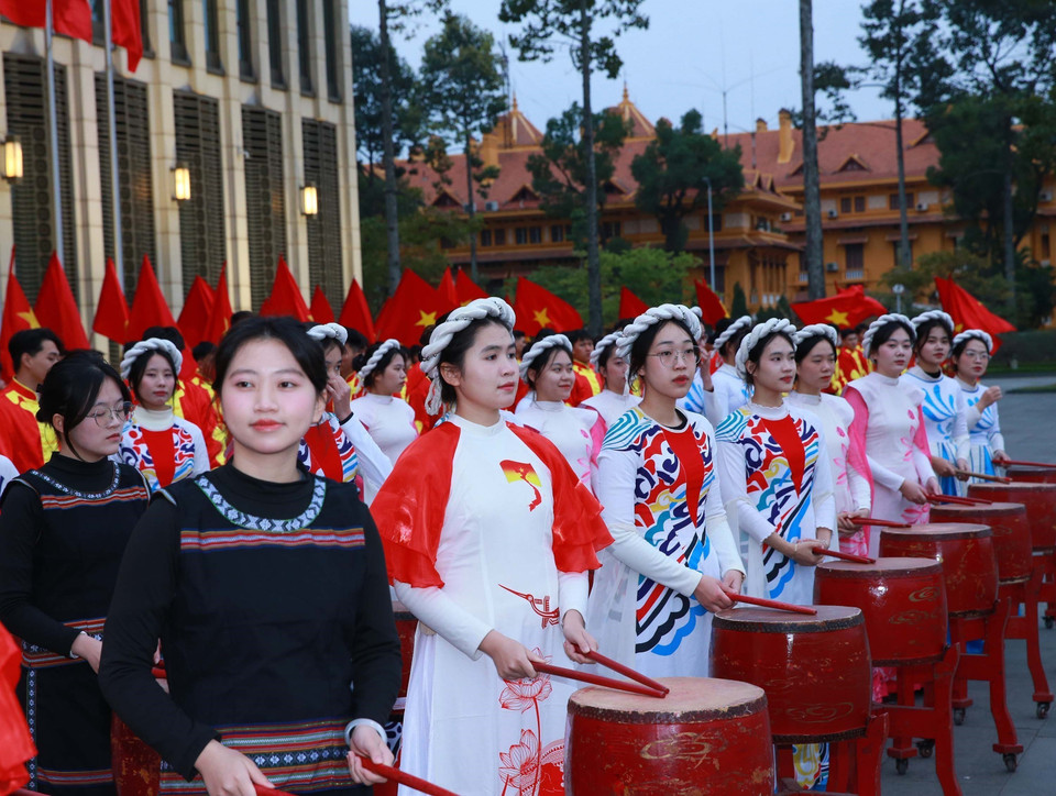 欢庆典礼的迎宾锣鼓表演。图自越通社